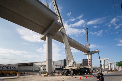 Crews needed cranes with the capacity to erect U girders, as well as with the mobility to lift at one end of the job in the morning and then move a couple of kilometers during the day to erect in different locations in the evening.