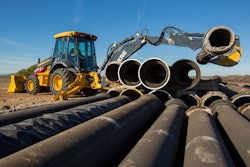 With electronically controlled variable piston hydraulic pumps, the John Deere 310SL HL and the 410L deliver 25% more backhoe boom lift capacity than comparable K-Series models.