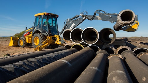 With electronically controlled variable piston hydraulic pumps, the John Deere 310SL HL and the 410L deliver 25% more backhoe boom lift capacity than comparable K-Series models.