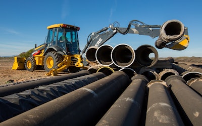 With electronically controlled variable piston hydraulic pumps, the John Deere 310SL HL and the 410L deliver 25% more backhoe boom lift capacity than comparable K-Series models.
