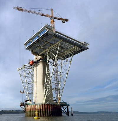 The 630 EC-H 40 Litronic cranes are stationary, mounted on a 10-meter 630 EC H undercarriage. In total, just five guying systems on the pylons are needed to reach their 212-meter hook height.