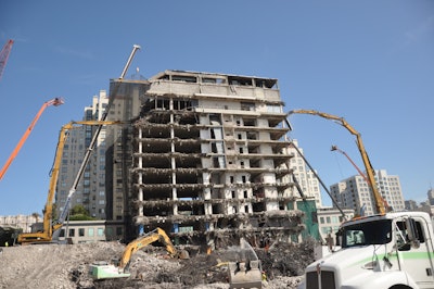 At the end of December, FERMA began the hard demolition of the office and hotel buildings, starting with the 12-story structure. The team carefully removed the top four floors of the structure with the CAT 385CL high reach. For the demolition of the remaining eight floors, the team used the Volvo EC460CL HR. On the street level, FERMA used a CAT 336EL with a Labounty MDP 50 second member processing to demolish the columns and concrete.