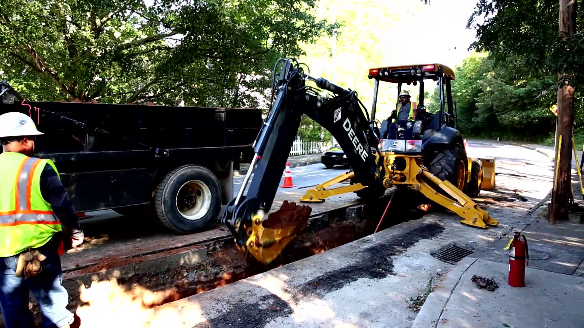 [Video] John Deere 310SL HL Backhoe-loader Does Heavy Lifting in Atlanta