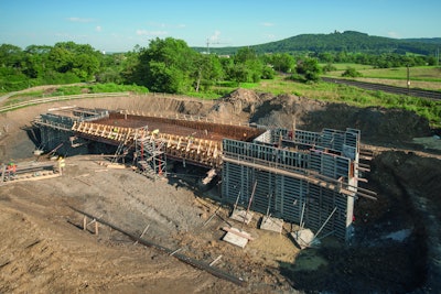 The curvature of the bridge and the abutments being at different levels presented a special challenge for the Aalen-based contractor, Stark. A task that was accomplished very well with NOEtop wall formwork.