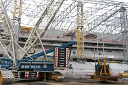 The roof supports were placed around the entire circumference of the stadium, and there was limited room for the crane to do its work. 'Management of the free space inside the stadium was a challenge,' says Voeten. “Terex helped us by studying the specific parking conditions for this project and corresponding maximum permissible wind speeds at the various working radii.'