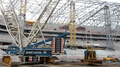 The roof supports were placed around the entire circumference of the stadium, and there was limited room for the crane to do its work. 'Management of the free space inside the stadium was a challenge,' says Voeten. “Terex helped us by studying the specific parking conditions for this project and corresponding maximum permissible wind speeds at the various working radii.'