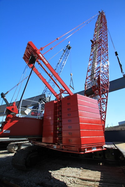 The MLC300's VPCcounterweight system automatically positions the crane’s counterweight to maintain a center of gravity closer to the center of rotation, which reduces ground-bearing pressure, and therefore, ground prep.