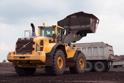 The Volvo L20G wheel loader utilizes its large bucket size, high lift capacity and rapid hydraulic reaction to optimize productivity and performance on-site.