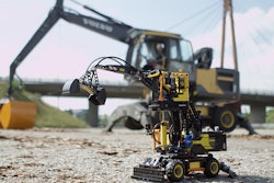 LEGO Technic builds air powered mini wheeled excavator image1 57b5cc4498457