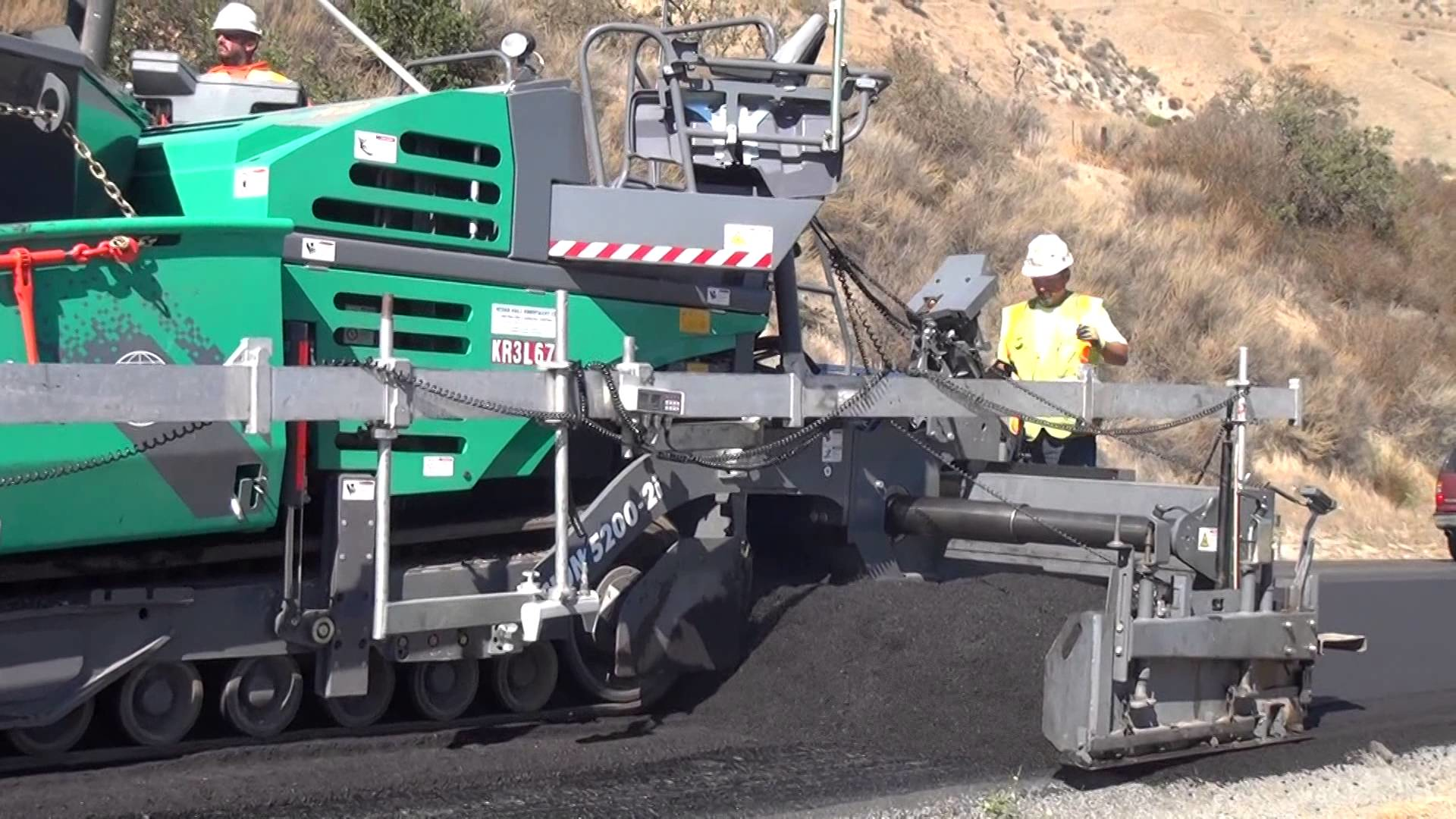 Video: V&ouml;gele MT 3000-2i MTV Feeds a Vision 5200-2i Paver on California Highway