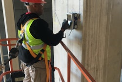 Scanning is conducted using a handheld device that combines a screen and antenna in one unit. The equipment is small and lightweight, which makes it easily maneuverable.