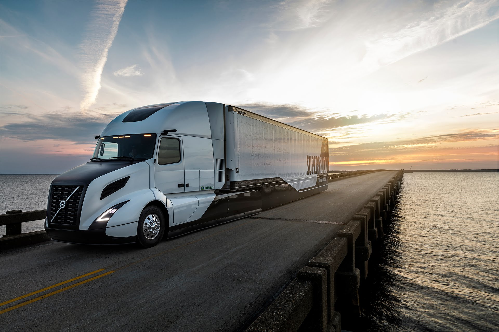[VIDEO] Volvo Trucks Introduces It'ing the SuperTruck Concept Vehicle