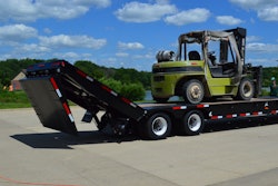 With a load angle of 10 degrees, the hydraulic tail is equipped to easily handle hard- to-load equipment such as aerial lifts, rollers, forklifts and paving equipment.