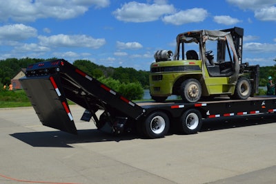 With a load angle of 10 degrees, the hydraulic tail is equipped to easily handle hard- to-load equipment such as aerial lifts, rollers, forklifts and paving equipment.