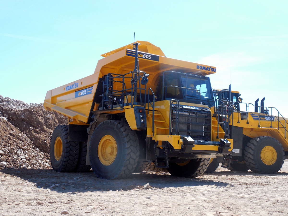 KOMATSU HD605-8 ダンプトラック と2025年キャタピラーカレンダ 61psOKqMyZL._UF894,1000_QL80_.jpg