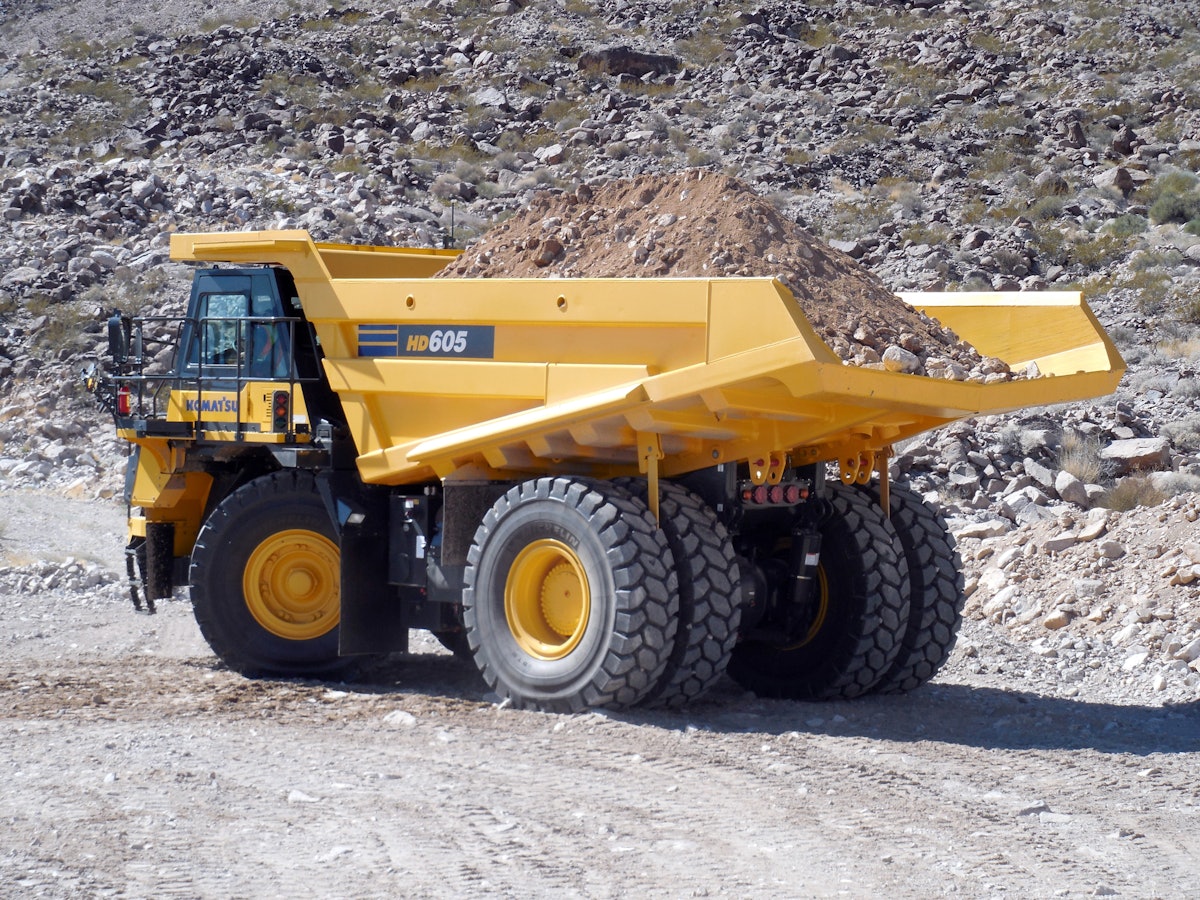 【2025最新作】 Komatsu Komatsu From: Trucks Off-highway HD605-8 and HD465-8 ミニカー
