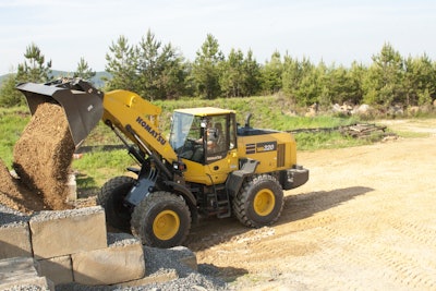 Komatsu WA320 8 dumping 582a2f87ca856