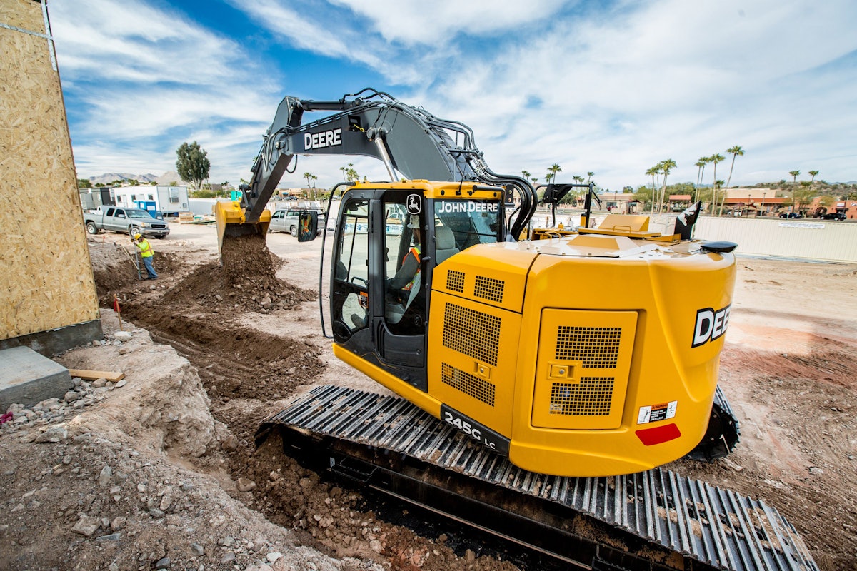 John Deere Updated 135G and 245G LC Reduced Tailswing