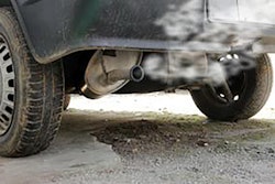 There is no way to properly measure the health of your engine oil through the exhaust gases. The only appropriate method for testing the oil would be through conventional oil analysis.