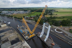 It took just short of four hours to lift the west side bridge segment to height and another two hours for moving the crane barges and load into installation position. Within a final three hours, Sarens’ crew attached the pivoting segment of the bridge to complete the first lift. The entire process was completed in one long day.