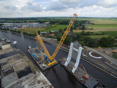 It took just short of four hours to lift the west side bridge segment to height and another two hours for moving the crane barges and load into installation position. Within a final three hours, Sarens’ crew attached the pivoting segment of the bridge to complete the first lift. The entire process was completed in one long day.