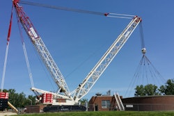 For lifting the massive lids, the CC 2400-1 was configured with 137 ft. of main boom. Crew members added 264,500 lb. of counterweight to the superstructure and additional 44,000 lb. of central ballast. The crane was equipped with the full 98.4 ft. of Superlift mast, and the tray was loaded with 352,700 lb. of counterweight.