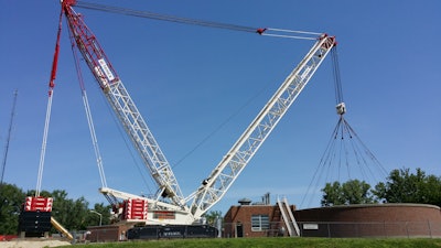 For lifting the massive lids, the CC 2400-1 was configured with 137 ft. of main boom. Crew members added 264,500 lb. of counterweight to the superstructure and additional 44,000 lb. of central ballast. The crane was equipped with the full 98.4 ft. of Superlift mast, and the tray was loaded with 352,700 lb. of counterweight.