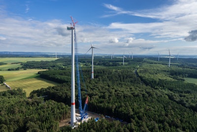 In order to erect the large wind turbine in the Hunsrück mountain range, the crane was equipped with a 541-ft. main boom and a 39-ft. LF jib. “That was the first time we ever used the complete Boom Booster system with all seven sections,” said crane operator Christoph Bergmaier.