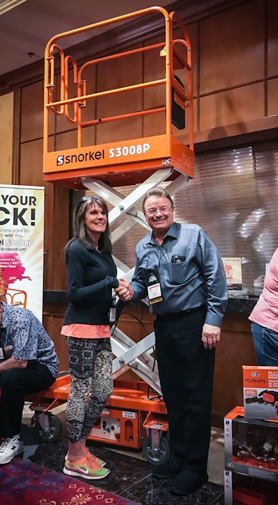 Don Ahern congratulates Lynne Domey of Eastern Oregon Rental and Sales 5898935a1ed72