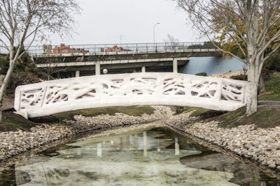 The 3D-printed pedestrian bridge is installed in the urban park of Castilla La Mancha in Madrid, Spain.