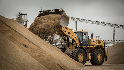 The 986K Agg Handler is designed to efficiently move material.