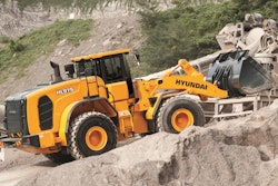 Hyundai HL975 at crusher 1 58c999e51e61e