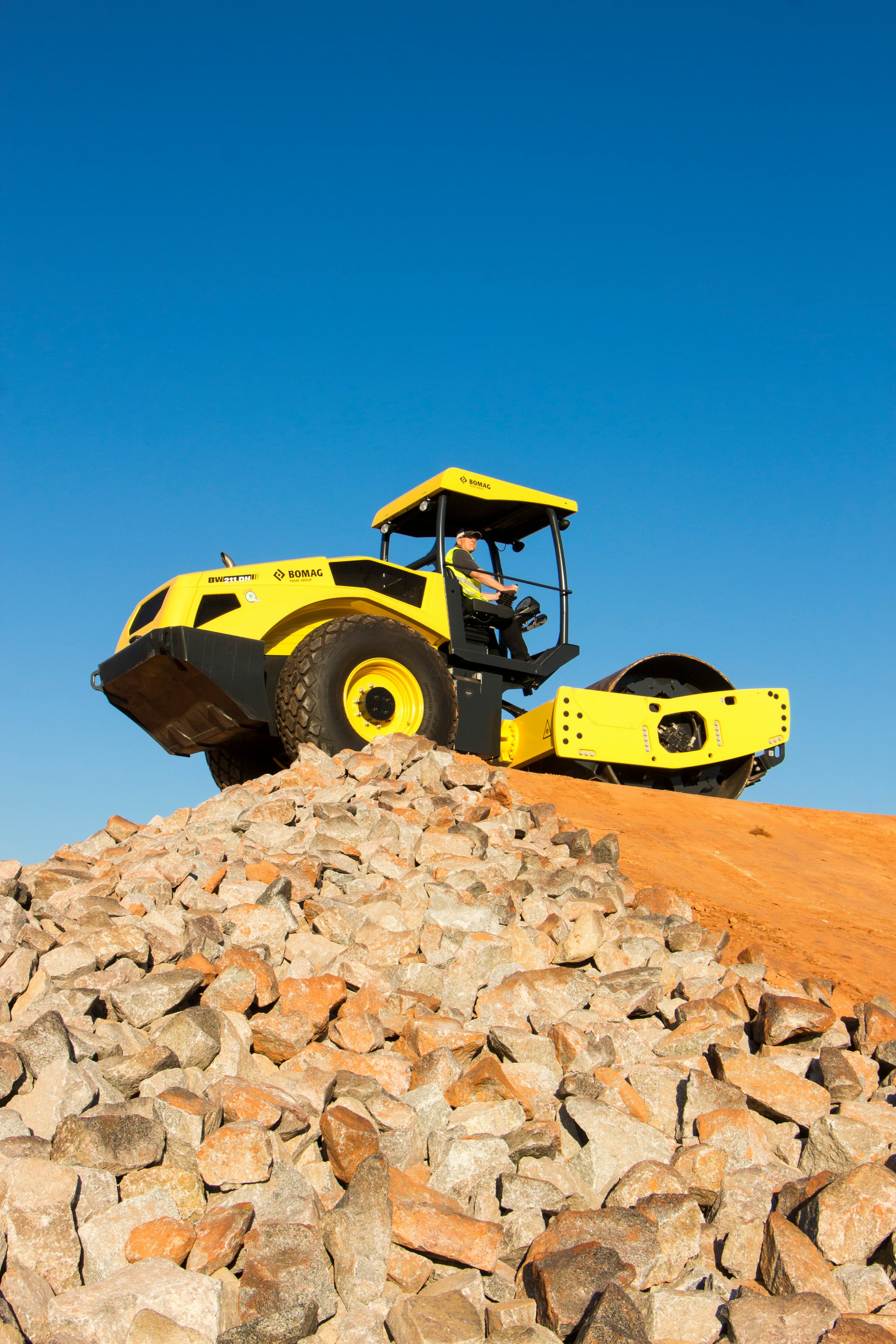 13R-005 1/50 BOMAG BW 174AP-5 AM ロードローラー BOMAG BW 174 AP-5 AM: Pivot-steered tandem roller. | BOMAG
