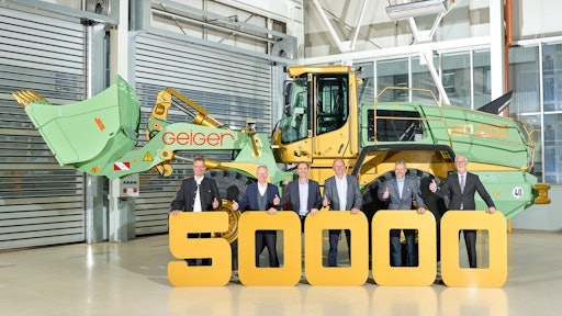 Handover of the 50,000th wheel loader to Geiger Unternehmensgruppe. Representatives in front of the anniversary machine (f. l. t. r.): Liebherr-Baumaschinen Vertriebs- und Service GmbH’s Managing Sales Director Mr Klaus Kühner, Liebherr-Werk Bischofshofen GmbH’s Managing Production Director Mr Alexander Mair, Liebherr-Werk Bischofshofen GmbH’s Managing Sales Director Mr Martin Gschwend, Geiger Unternehmensgruppe’s Managing Partner Mr Pius Geiger, Geiger Logistik’s Managing Director Gernot Beer, Liebherr-Werk Bischofshofen GmbH’s Managing Technical Director Mr Johann Stickler