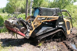 Daily cleaning is usually sufficient for rubber tracks, but operators should adjust the frequency based on the challenges of the application. Remove cohesive and abrasive material, such as mud, clay and gravel, as often as possible, even several times a day.