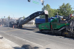 The milling and mixing rotor of the Wirtgen 3800 CR granulates the damaged asphalt layers to a depth of 18 cm. At the same time, cement is mixed in and water and bitumen emulsion or foamed bitumen are injected into the mixing chamber via injection bars. The final mix is transferred via the discharge conveyor directly to the material hopper of the Vögele paver which then paves true to line and level. Afterwards, Hamm asphalt rollers compact the pavement.