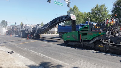 The milling and mixing rotor of the Wirtgen 3800 CR granulates the damaged asphalt layers to a depth of 18 cm. At the same time, cement is mixed in and water and bitumen emulsion or foamed bitumen are injected into the mixing chamber via injection bars. The final mix is transferred via the discharge conveyor directly to the material hopper of the Vögele paver which then paves true to line and level. Afterwards, Hamm asphalt rollers compact the pavement.