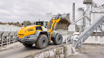 Liebherr offers its continuous tractive force regulation, which works automatically – a true asset for novice wheel loader operators.