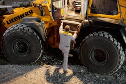 The Liebherr remote control key automatically activates the lighting when the cab door is opened. The machine operator can enter the cab safely and comfortably, even in the dark.