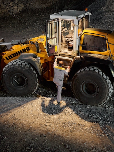 The Liebherr remote control key automatically activates the lighting when the cab door is opened. The machine operator can enter the cab safely and comfortably, even in the dark.