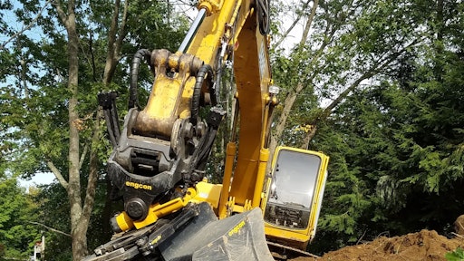 The tiltrotator can be connected to engcon's Q-Safe quick coupler and combined with the EC-Oil, a hydraulic system that allows automatic connection of hydraulic tools and accessories from the cab. This enables quick attachment changes from the operator seat.