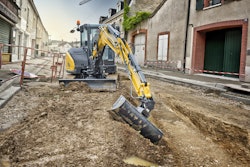 Yanmar's new midi-excavator SV60 with the ViPPS hydraulic system operates smoothly and simultaneously, even while traveling.