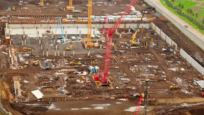 Contractors in Hawaii chose the MLC300 for a large-scale construction project due to its higher capacity at longer radii compared with competing crawler cranes.