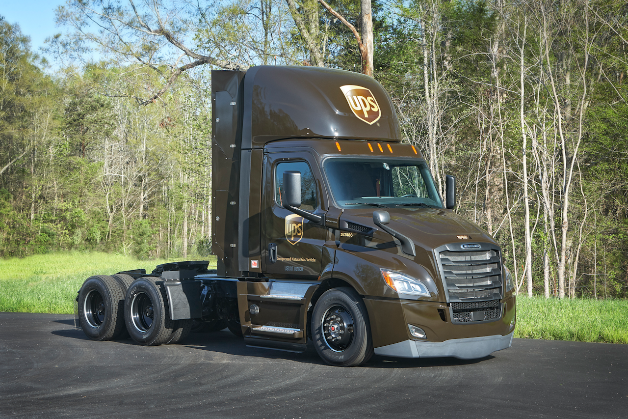 Freightliner Trucks Debuts New Cng Truck Models For Construction Pros 2022 New Design Aerodynamic Truck Sleek