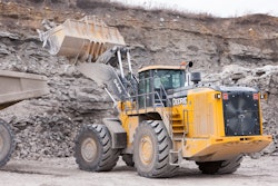 Electric wheel motors greatly simply bucket loading for the operator compared to a torque converter machine, making it easier for novice operators. In addition, the electric motors make traction control possible, which prevents wheel spin and thus saves considerable cost.