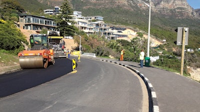 The proper recipe and professional BSM producing of the Wirtgen cold recycling mixing plant were the key factors for a successful project. Immediately after paving with a Vögele paver and compaction with Hamm rollers, parts of Camps Bay Drive could be reopened to traffic.