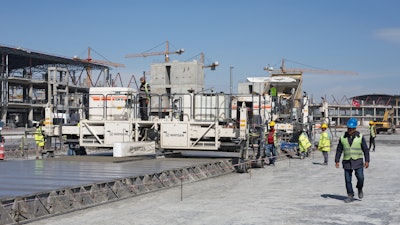 The taxiways in the apron area are being paved in concrete. Three Wirtgen slipform pavers ensure that the surfaces can handle the high concentrated loads from waiting aircraft.