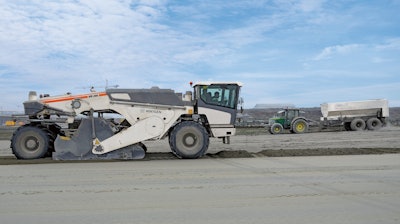 Once a Streumaster tandem-axle trailer, towed by a John Deere tractor, had precisely pre-spread the binding agent, the Wirtgen WR 200 used its milling and mixing rotor to mix it homogeneously with the soil. The work was initially performed by three Wirtgen soil stabilizers, which were later joined by two WR 240 machines when additional units were requested for the project.