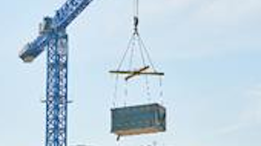 The crane, model 21LC750, located at the shopping centre’s rooftop, is building a hotel with modules of more than 7.5 tonnes in weight.