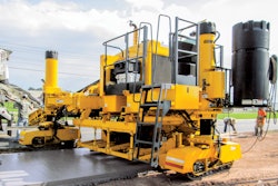The 3300 has a symmetrical configuration and has been designed for right-side and left-side pour capability. Its U-shaped operator’s platform ensures complete visibility of the paving process.